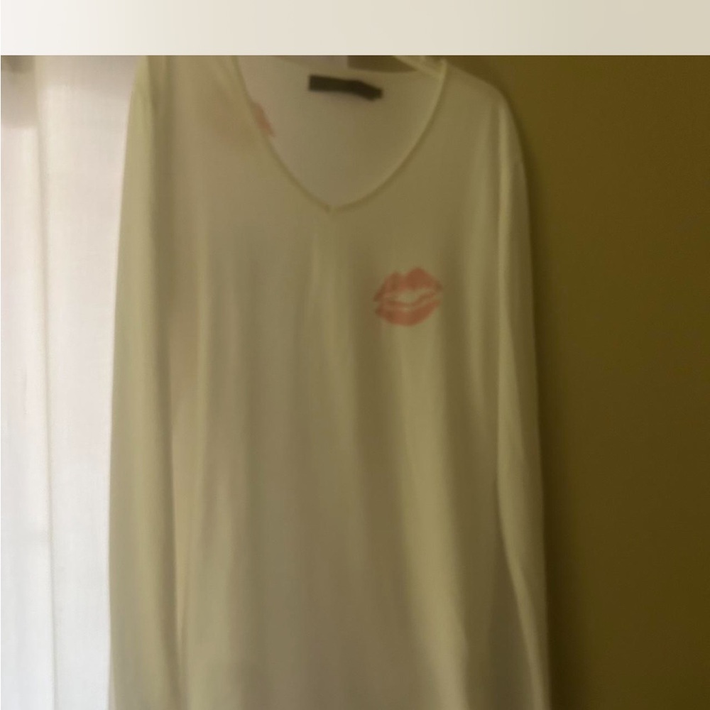 Elegant Cream Long Sleeve Top with Pink Lip Design